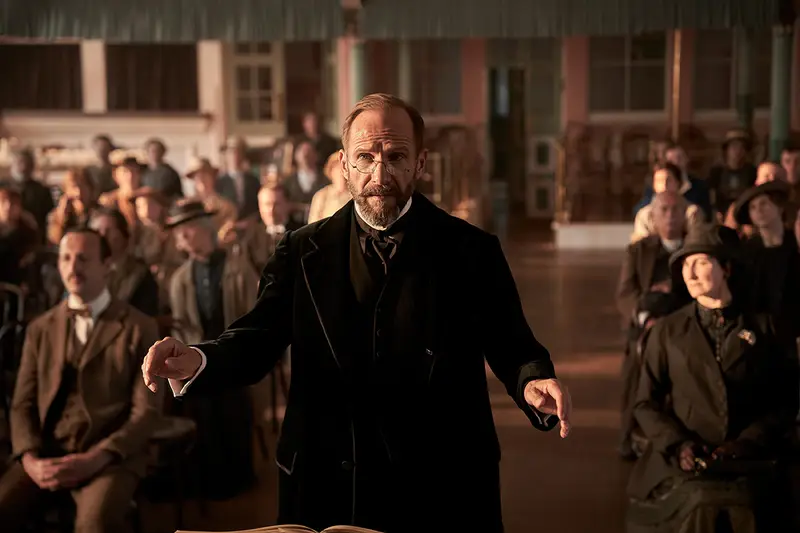 O drama britânico com Ralph Fiennes que emociona e estreia na Netflix em julho