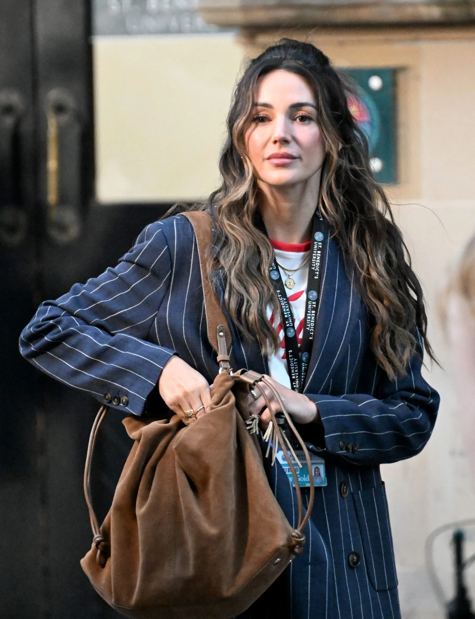 Michelle Keegan muda visual em gravações da nova série de suspense da Netflix